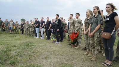 "Загинув, захищаючи небо над Донеччиною". У Харкові поховали пілота, який загинув у авіатрощі під Бахмутом