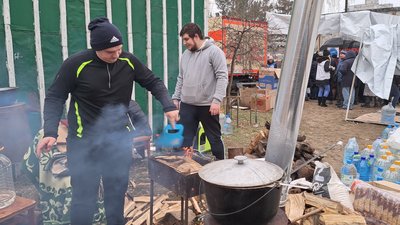 На місці ракетного удару в Дніпрі працюють волонтери. Як допомогти