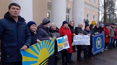 Маріупольці з різних міст України утворили ланцюг єдності Маріупольці з різних міст України утворили ланцюг єдності