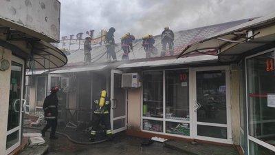 "Було багато штучних квітів". Рятувальники розповіли деталі пожежі у центрі Франківська