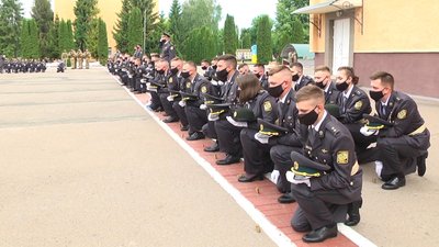 Одна із традицій випускників академії - підкидати монети на удачу, фото: Суспільне Одна із традицій випускників академії - підкидати монети на удачу, фото: Суспільне