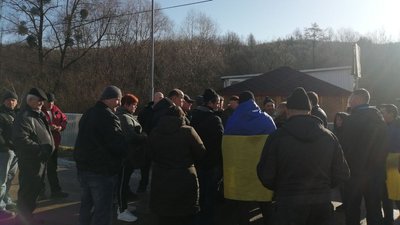 На Буковині будуть вести перемовини з жителями, які перекривають дорогу до сміттєзвалища