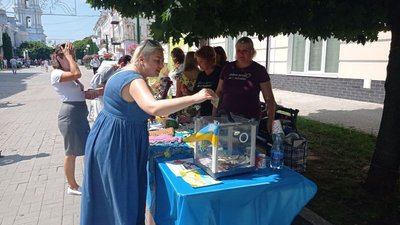 "Хай невелика сума може зібратися, та вона стане в пригоді". У Сумах на ярмарку збирали кошти для ЗСУ "Хай невелика сума може зібратися, та вона стане в пригоді". У Сумах на ярмарку збирали кошти для ЗСУ