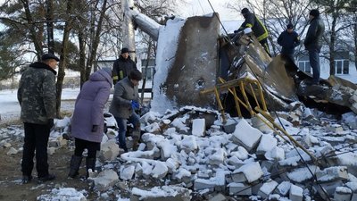 У селі на Волині розбирають залишки шкільної котельні. Що буде з будівлею і коли підключать опалення