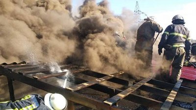 У Харкові сталася пожежа на складі з дошками У Харкові сталася пожежа на складі з дошками