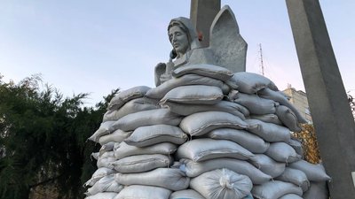 Скорботний янгол. У Миколаєві мішками з піском захистили ще один пам'ятник