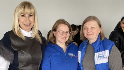 Керівниця центру Ольга Навроцька з волонтерками Керівниця центру Ольга Навроцька з волонтерками