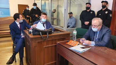 Мангер сидить у скляному боксі Мангер сидить у скляному боксі