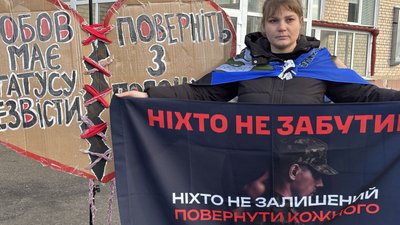 Жінка під час акції-нагадування про полонених та безвісти зниклих у Доманівці