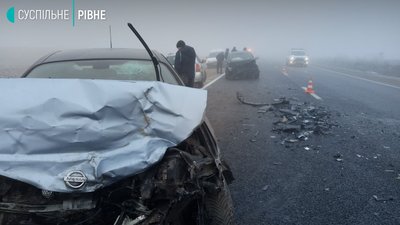 Біля Рівного масова ДТП, в тумані зіткнулось сім машин Біля Рівного масова ДТП, в тумані зіткнулось сім машин