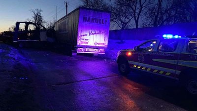 На Чернігівщині зіткнулися дві вантажівки: водії в лікарні На Чернігівщині зіткнулися дві вантажівки: водії в лікарні