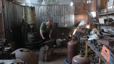 Родина з Вінниччини виготовляє металеві скоби для військових на передову