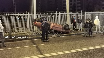 У Харкові автівка в’їхала у паркан та перекинулася на дах