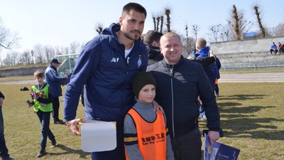 Гравці ФК "Динамо" відвідали своїх шанувальників у Галичі на Франківщині Гравці ФК "Динамо" відвідали своїх шанувальників у Галичі на Франківщині
