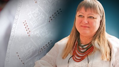 Олена Коршунова вишиває каховську вишивку
