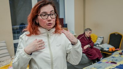 "Якщо ти чуєш гул літака, значить, впаде дві чи три бомби," — історія сім’ї із Маріуполя "Якщо ти чуєш гул літака, значить, впаде дві чи три бомби," — історія сім’ї із Маріуполя
