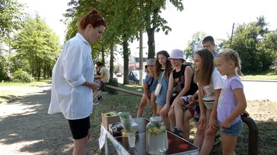 Продають лимонад, щоб купити Starlink для військових. Як у Калуші на Прикарпатті діти займаються волонтерством