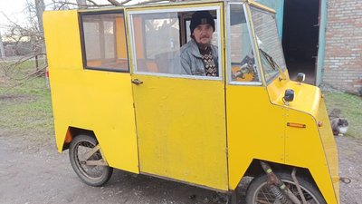 Сидіння – з диванів, кермо від велосипеда, колеса від мопедів: житель Кіровоградщини сконструював електровеломобіль
