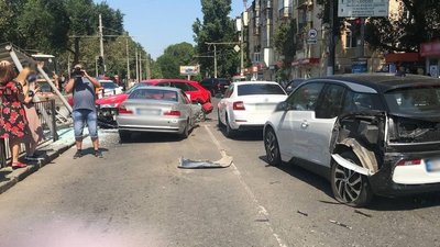 В Одесі BMW протаранив три автівки та в'їхав у зупинку: є травмований В Одесі BMW протаранив три автівки та в'їхав у зупинку: є травмований