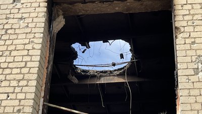 Пошкоджена обстрілом будівля закладу культури на Миколаївщині