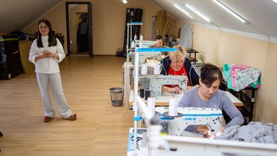 Сім'я з Миколаєва шиє у Франківську товари для дітей Сім'я з Миколаєва шиє у Франківську товари для дітей