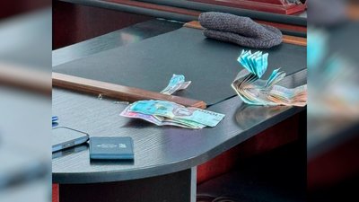 Гроші, які вилучили під час затримання начальника управління на Чернігівщині Гроші, які вилучили під час затримання начальника управління на Чернігівщині