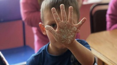 Арт-терапія, STEM-освіта та ліплення. Як у Чернівцях надають психологічну допомогу для дітей вимушених переселенців Арт-терапія, STEM-освіта та ліплення. Як у Чернівцях надають психологічну допомогу для дітей вимушених переселенців