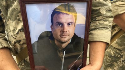 У Полтаві попрощалися із захисниками, які боронили Україну, і загинули на Донеччині У Полтаві попрощалися із захисниками, які боронили Україну, і загинули на Донеччині