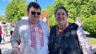 "Вишиваємо перемогу": у Черкасах під час фотосесії збирали гроші для ЗСУ "Вишиваємо перемогу": у Черкасах під час фотосесії збирали гроші для ЗСУ