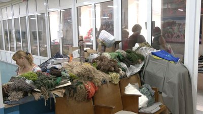 У волонтерському центрі Черкас бракує людей та матеріалів для плетіння сіток У волонтерському центрі Черкас бракує людей та матеріалів для плетіння сіток