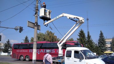 У Житомирі на вулиці Івана Мазепи наносять розмітку для двостороннього руху машин