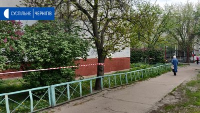 У Чернігові огородили стрічкою та дезінфікують будинок, в якому живуть хворі на коронавірус У Чернігові огородили стрічкою та дезінфікують будинок, в якому живуть хворі на коронавірус