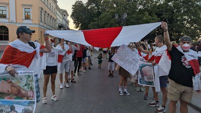 У центрі Одеси люди вийшли на акцію "День єднання білорусів"