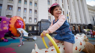 Біля ОП запрацював арт-майданчик за мотивами картин Марії Примаченко Біля ОП запрацював арт-майданчик за мотивами картин Марії Примаченко