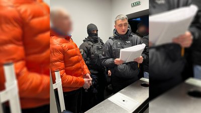 Правоохоронці на території одного з підприємств Правоохоронці на території одного з підприємств