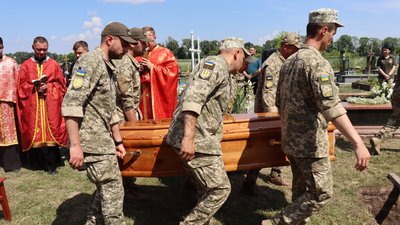 На Тернопільщині попрощалися з військовослужбовцем Іваном Озіренським На Тернопільщині попрощалися з військовослужбовцем Іваном Озіренським