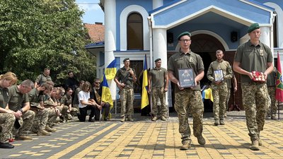 У Мукачеві попрощалися із полеглим прикордонником Дмитром Погребаком У Мукачеві попрощалися із полеглим прикордонником Дмитром Погребаком
