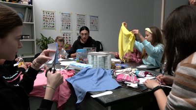 Шили Kirby Wirby: юна переселенка провела майстерклас для ровесників у Рівному Шили Kirby Wirby: юна переселенка провела майстерклас для ровесників у Рівному