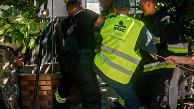 На Чортківщині рятувальники підняли колодязь, травмувався чоловік, дістали з колодязя