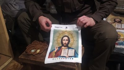 Нацгвардієць з Волині після початку повномасштабної війни почав вишивати ікони з бісеру Нацгвардієць з Волині після початку повномасштабної війни почав вишивати ікони з бісеру