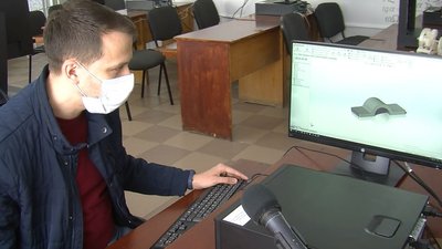 «Антикоронавірусну» ручку для дверей сконструювали у Луцьку «Антикоронавірусну» ручку для дверей сконструювали у Луцьку