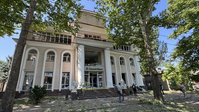 Пошкоджена уламками "шахеда" будівля банку, 6 липня 2025 року, Миколаїв Пошкоджена уламками "шахеда" будівля банку, 6 липня 2025 року, Миколаїв