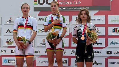 Трійка призерок етапу Кубка світу в маунтбайку - Марія Сухопалова в центрі
