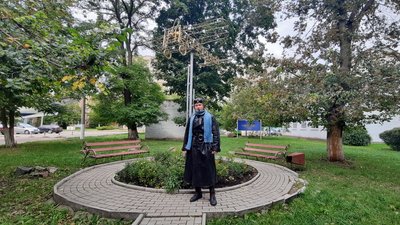 Курсанти Льотної академії проводять єкскурсії авіамістечком у костюмах минулих років Курсанти Льотної академії проводять єкскурсії авіамістечком у костюмах минулих років