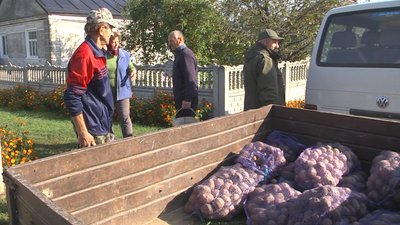 На Волині зібрали тонну картоплі для пацієнтів медзакладів. Хто має забезпечувати харчування На Волині зібрали тонну картоплі для пацієнтів медзакладів. Хто має забезпечувати харчування