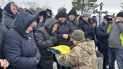 Рідним бійця Олександра Петрика вручили прапор України Рідним бійця Олександра Петрика вручили прапор України