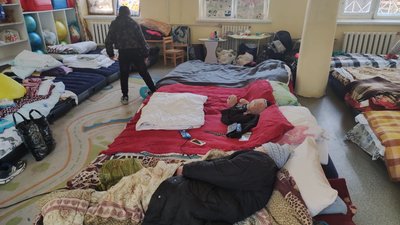 “Їли дві картоплини на тридцять людей”. У волонтерському центрі Дніпра оселилася родина з Волновахи