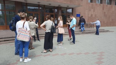 Медики Івано-Франківської дитячої лікарні протестують проти нового керівника закладу Медики Івано-Франківської дитячої лікарні протестують проти нового керівника закладу