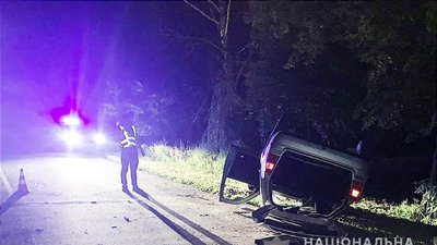 Під Києвом перекинулося легкове авто з 16 людьми, є загиблі