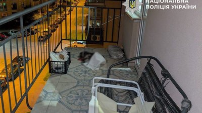 Киянин зачинив собаку на балконі
